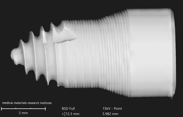 Abb. 1: Das vollkeramische, einteilige Implantat SDS1.2 ist aufgrund seiner erstklassigen Oberflächenqualität nun mit dem „Trusted Quality“-Siegel der CleanImplant Stiftung ausgezeichnet – ebenso wie sein zweiteiliges Pendant (SDS 2.2).