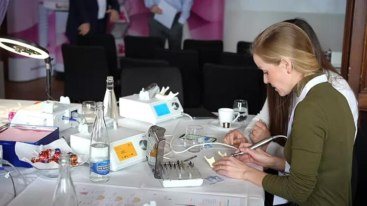 Abb. 2: In den Breakout Sessions wurde der praktische Umgang mit Zeramex
Implantaten geprobt.