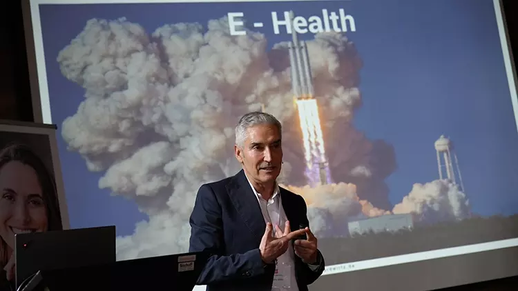 Abb. 3: Dr. Gerd Wirtz sprach in seinem Vortrag über die Zukunft der Medizin
durch künstliche Intelligenz und E-Health.
