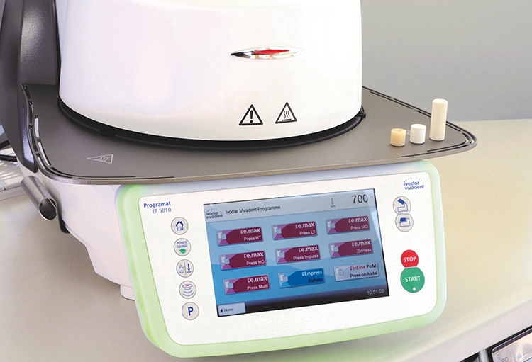 Abb. 3: Alles griffbereit – so erfolgt der Pressvorgang stress- und fehlerfrei.