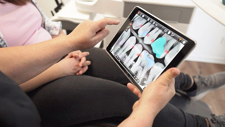 Mit dentalXrai und infoskop wird der Patient aktiv in die Behandlungsplanung eingebunden.