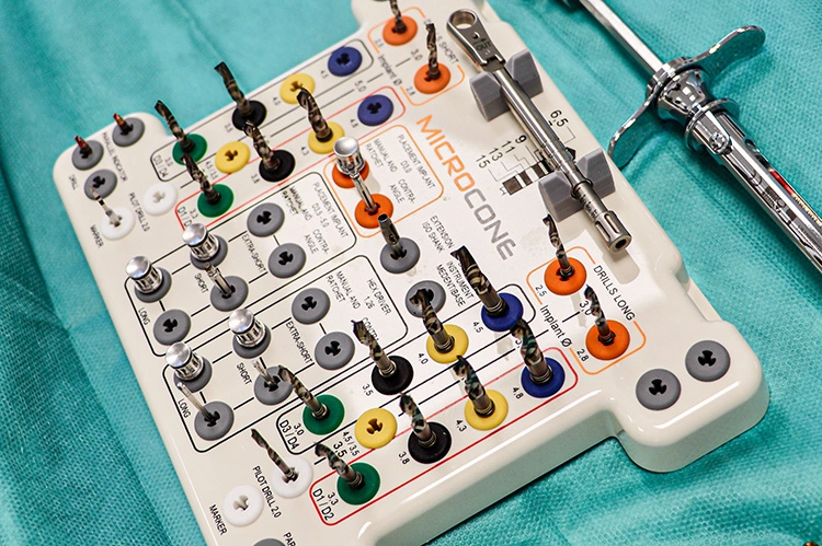 Abb. 6: Intuitiv zu bedienen und übersichtlich aufgebaut: die Chirurgie-Kassette Medentika Microcone.