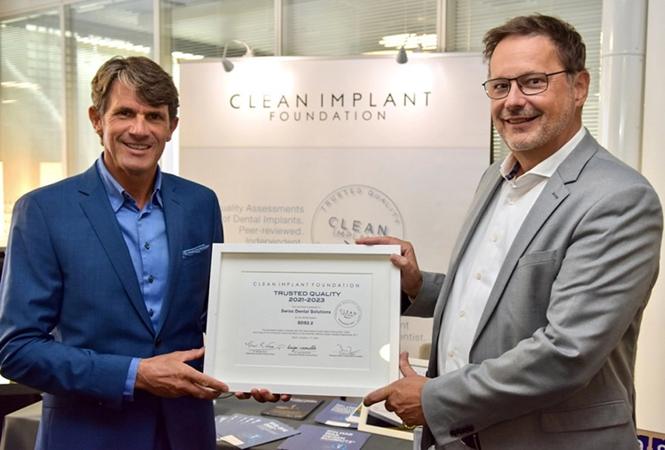 Abb. 6: Im Oktober 2021 wurde bereits das zweiteilige Implantat SDS 2.2 mit dem „Trusted Quality“-Siegel ausgezeichnet. Firmengründer, Keramikpionier und CEO von SDS, Dr. Karl Ulrich Volz (li), bekam die begehrte Zertifizierung für die ausgezeichnete Oberflächenqualität persönlich von Dr. Dirk U. Duddeck, Gründer der CleanImplant Stiftung Deutschland, überreicht.