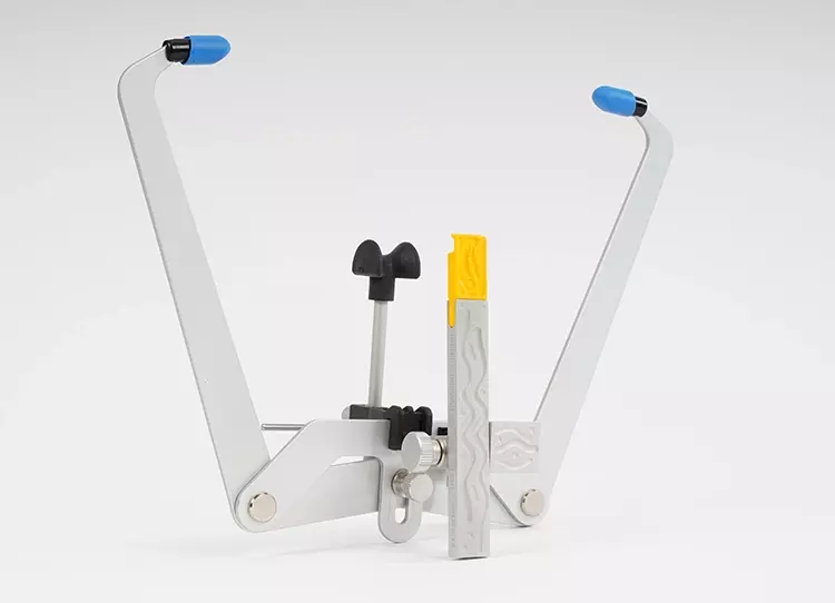 Abb. 1: Der digitalisierbare Bissgabelträger AxioPrisa am herkömmlichen SAM
AxioQuick Transferbogen.