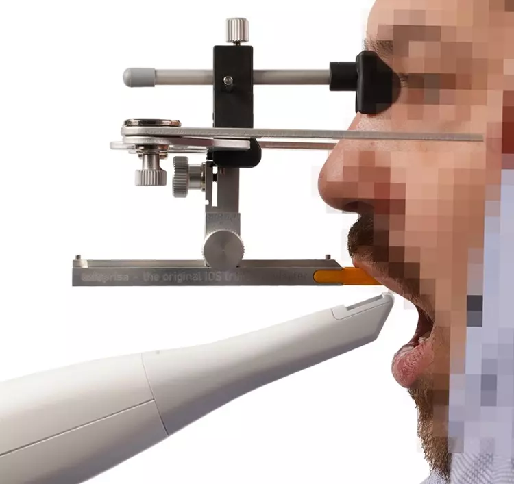 AxioPrisa – der angelegte herkömmliche Gesichtsbogen AxioQuick mit dem neuen AxioPrisa Bissgabelträger.