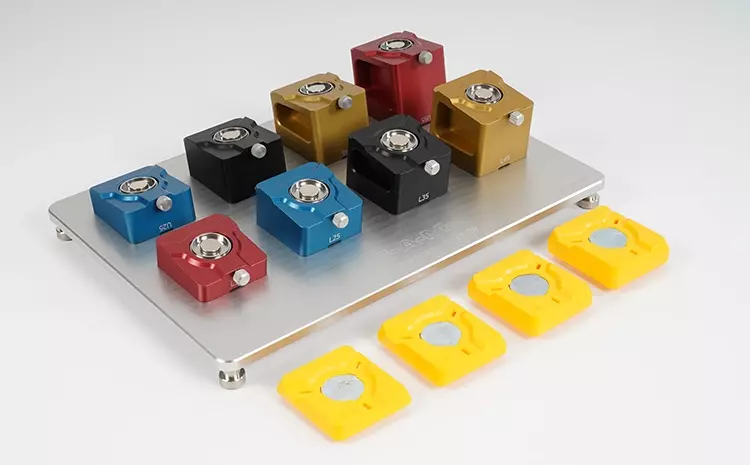 Abb. 6: Unterschiedliche Bauhöhen in Distanzblöcken und Montageplatten gewährleisten
die Umsetzung jeder Patientensituation. Diese Elemente sind für die
SAM-Artikulatoren nutzbar.