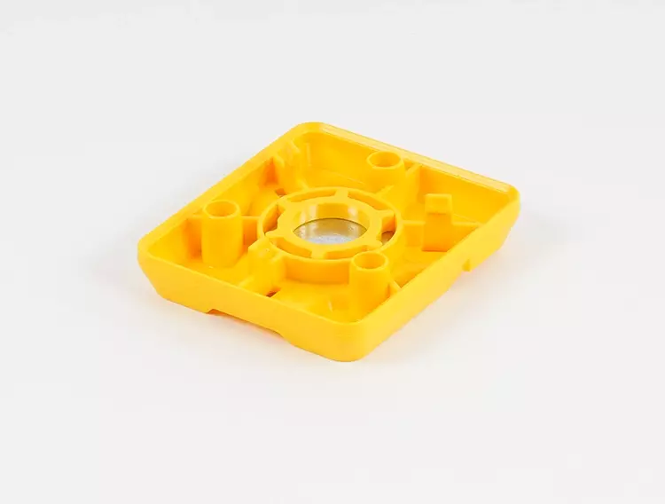 Abb. 8: Zylinder zur Zentrierung und Halteelemente für die Modellaufnahme gewährleisten
den bewegungsfreien Halt der Modelle.