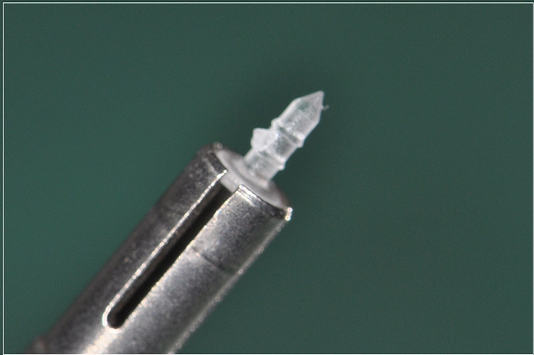 Abb. 17: Resorbierbarer Inion Pin in Detailansicht.