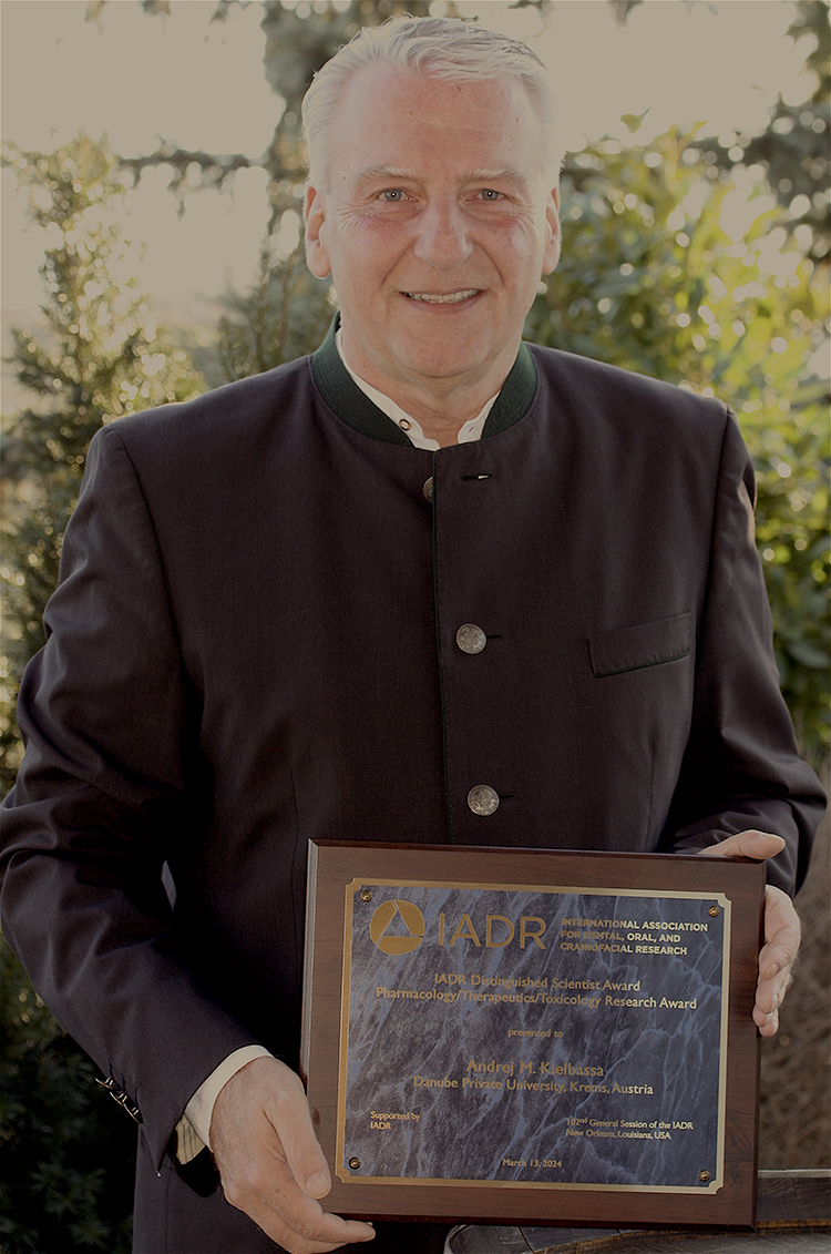Ausgezeichnet mit dem mit IADR Distinguished Scientist Award: Prof. Dr. med.
dent. Dr. h. c. Andrej M. Kielbassa, Direktor des Zentrums für Zahnerhaltungskunde und
Parodontologie an der Fakultät für Zahnmedizin der Danube Private University (DPU) in
Krems.