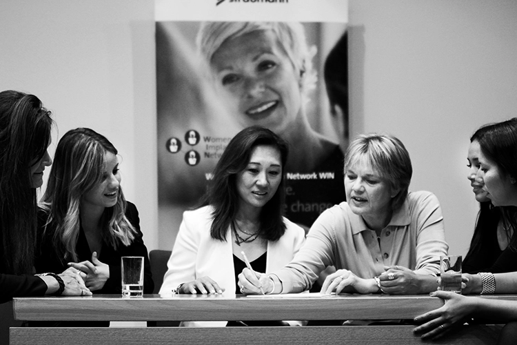 Mitte rechts: Charlotte Stilwell: „Patienten und Patientinnen auf der ganzen Welt brauchen mehr Frauen, die sich in der
Implantologie engagieren, und Zahnärztinnen brauchen die Kraft und Unterstützung, die WIN bietet.“ ITI Präsidentin und WIN
Founding Member.