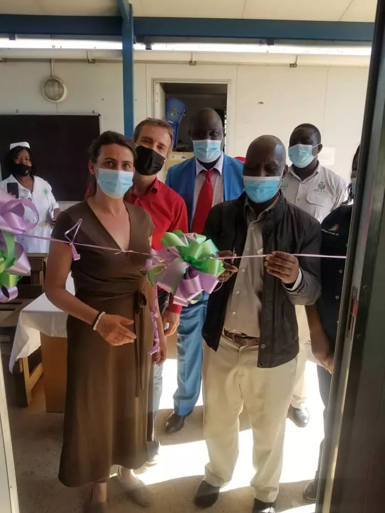 Abb. 2: Feierliche Einweihung des Zahntechnischen Labors in Chilanga mit Cornelia Fischer und Dr. Thomas Baum (Zahntechnikerin und Zahnarzt, German Dental Charity) neben Dr. Kapeshi (Nationaler Gesundheitskoordinator) und Herrn Majumi (Vertreter des Gesundheitsministeriums in Blau).