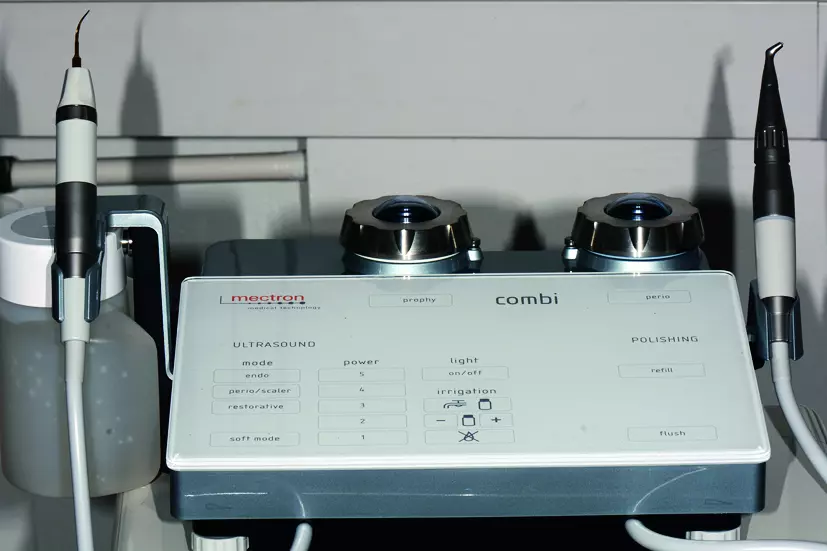 Abb. 2: combi touch, Ultraschalleinheit und Pulverstrahlgerät in einem.