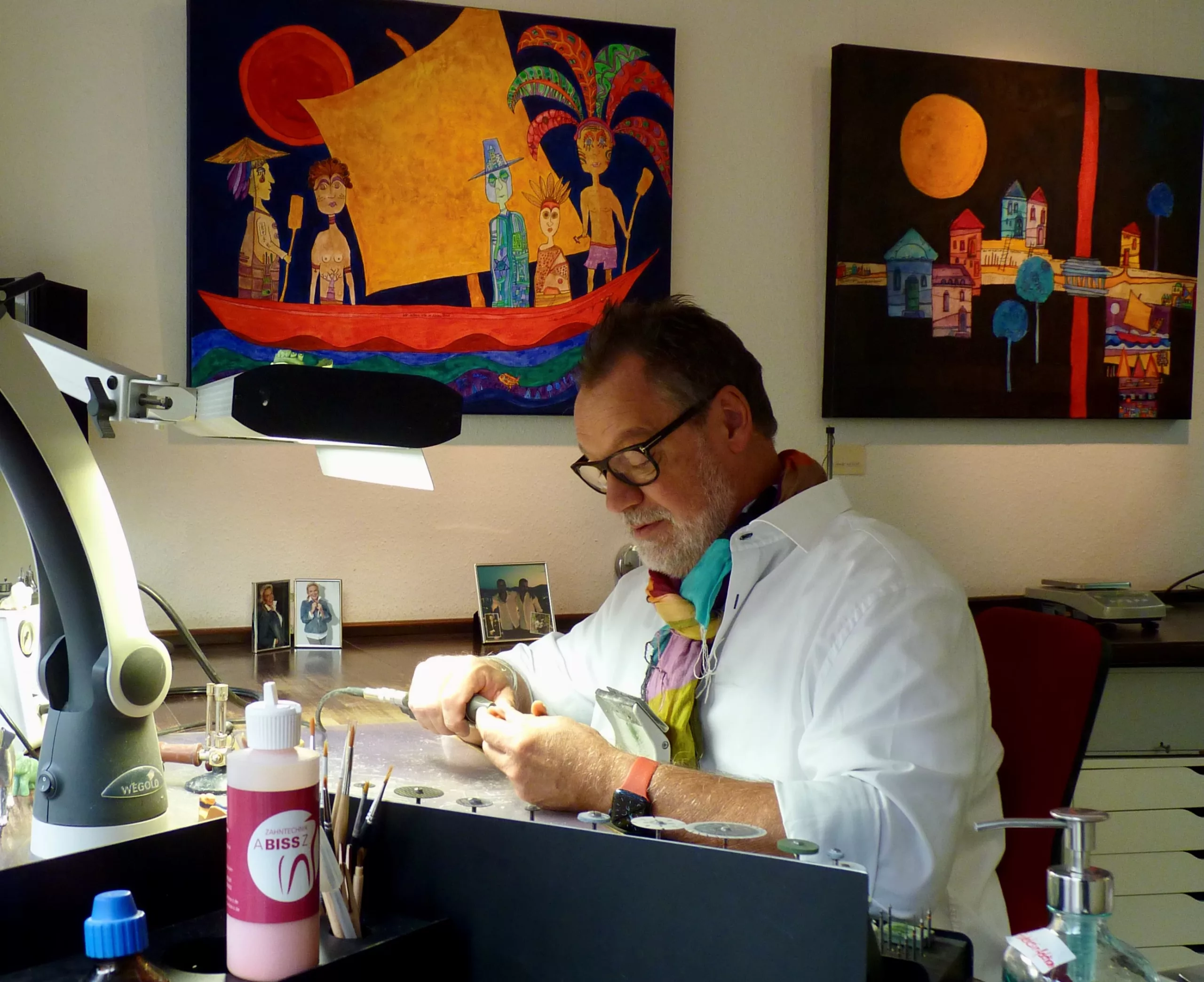 ZT Hermann Ratte bei der Arbeit im Galerie-Labor