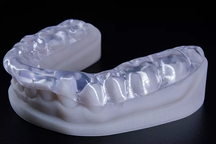 Abb. 2: Oberflächenqualität: Schiene aus Dental LT Clear V2 mit hoher Transparenz und homogener Oberfläche.