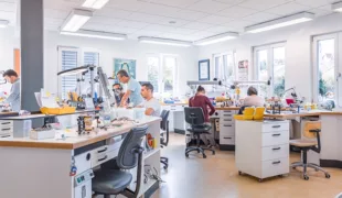Technikraum des Labors Zahntechnik Reil GmbH im bayerischen Nabburg.