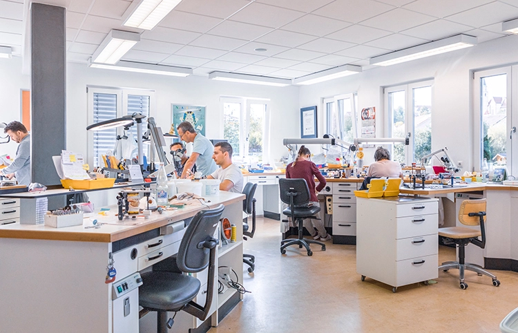 Technikraum des Labors Zahntechnik Reil GmbH im bayerischen Nabburg.