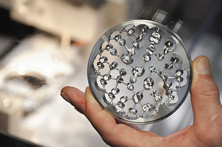 Abb. 2: ... edelmetallfreie Legierungen, Keramik sowie CAD/CAM- und manuelle Arbeitstechniken.