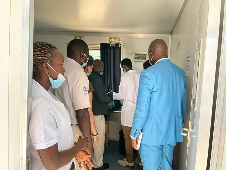 Abb. 3: Zahntechniker Siqelile Sibanda (ganz vorne in Weiß) zeigt stolz seine neu geschaffene Zukunftsperspektive.