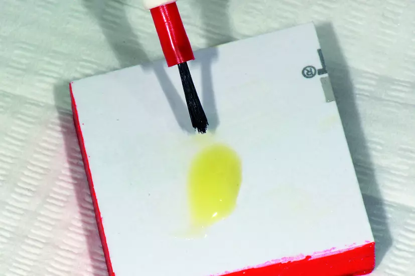 Abb. 10: Glänzende Masse mit homogener Konsistenz. Ein zügiges Auftragen wird empfohlen.