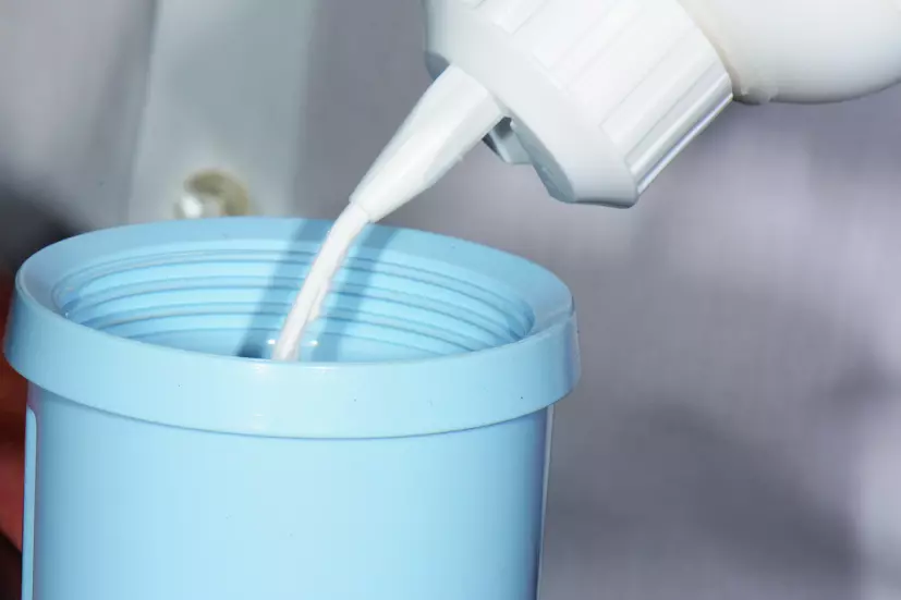 Abb. 3: Befüllen der Pulverkammer mit Clinpro Glycine Prophy Powder.