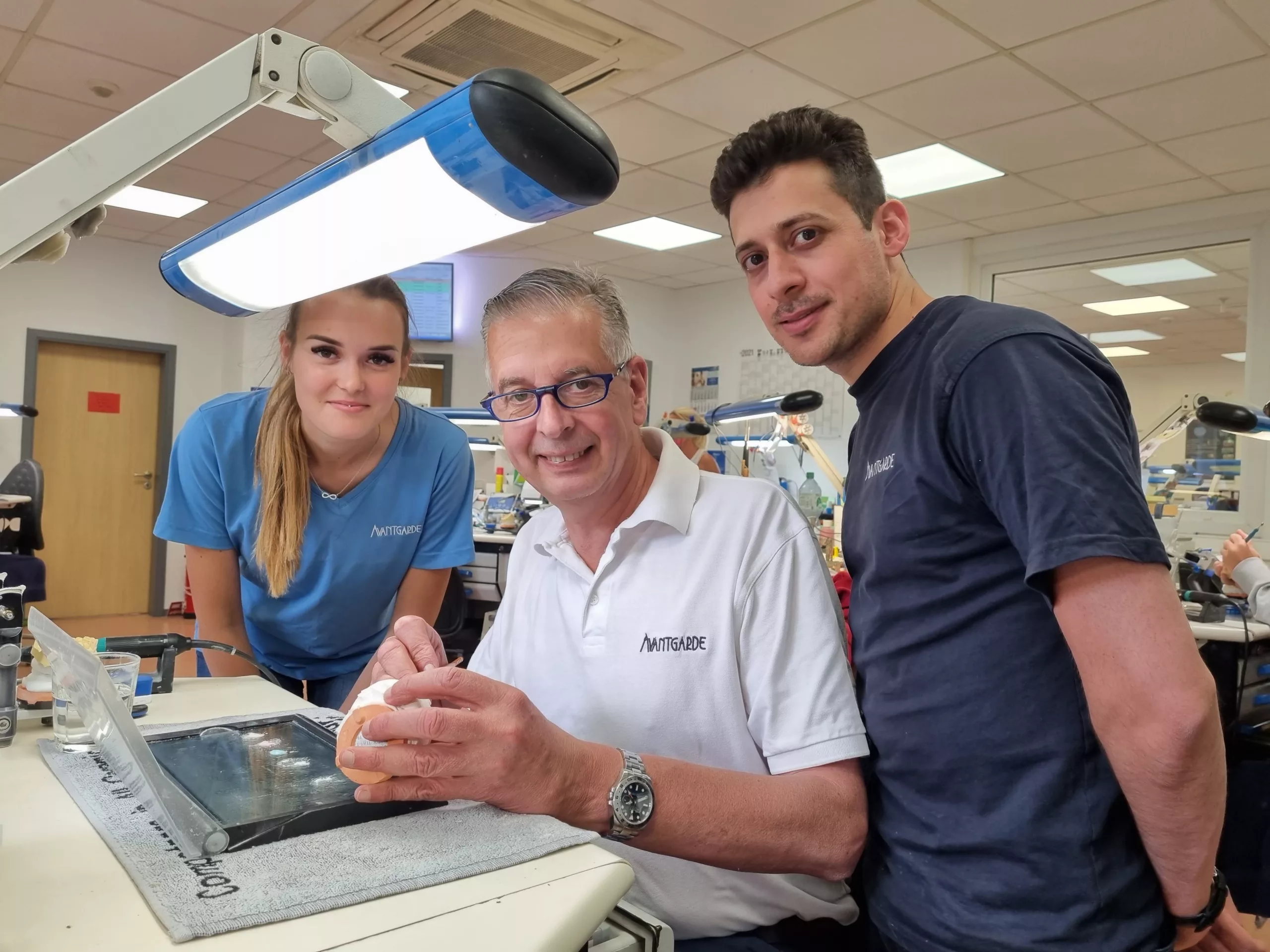 Abb. 3: ZTM Carsten Müller mit ZT Laura Schumann und ZT Mahmoud Al Jawabra. Die beiden jungen Handwerksgesellen haben ihre Ausbildung mit Bestnoten abgeschlossen.