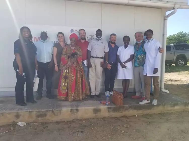 Abb. 4: Ehrengäste anlässlich der Einweihung (v.l.: Sheleni David (Bezirksdirektorin für Gesundheit Chilanga), Dr. Cosmas Cishimba (Zahnarzt und Zahntechniker), Cornelia Fischer, Dr. Leah Namonje (Vertreterin des Gesundheitsministeriums), Dr. Thomas Baum, Dr. Kapeshi, Dr. Marco Matthys (Zahnarzt, German Dental Charity), Schwester Shilay (Hospital Chilanga), Herman Striedl, Siqelile Sibanda.