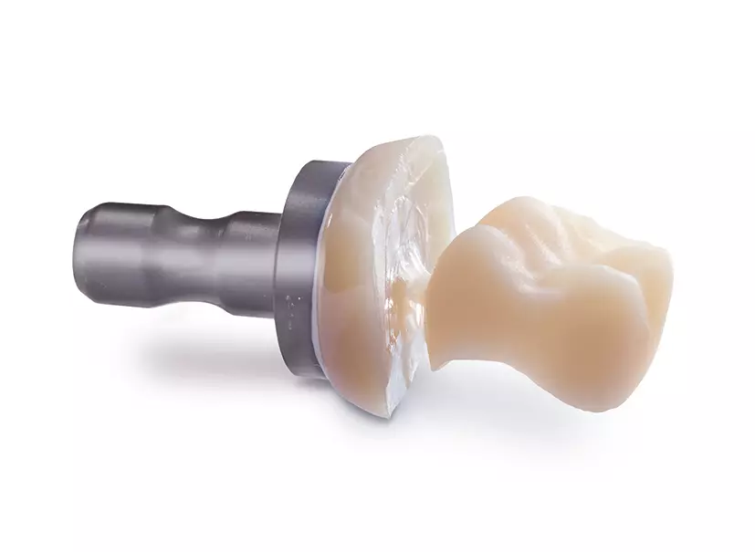 Abb. 4: Ist nach der „Endo“ eine indirekte Restauration gefragt, hält R2C mit Celtra Duo einen chairside sowie im Labor verarbeitbaren CAD/CAM-Block bereit.