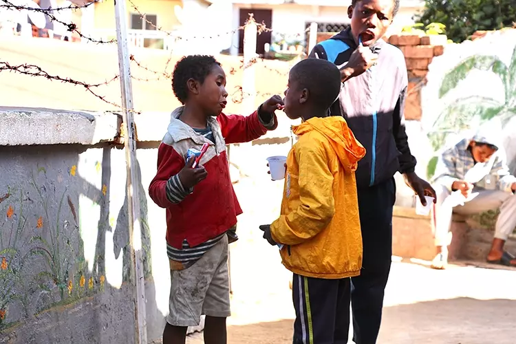 Abb. 6: Jeden Tag wird nach dem Essen gemeinsam mit den Kindern die Zähne geputzt.