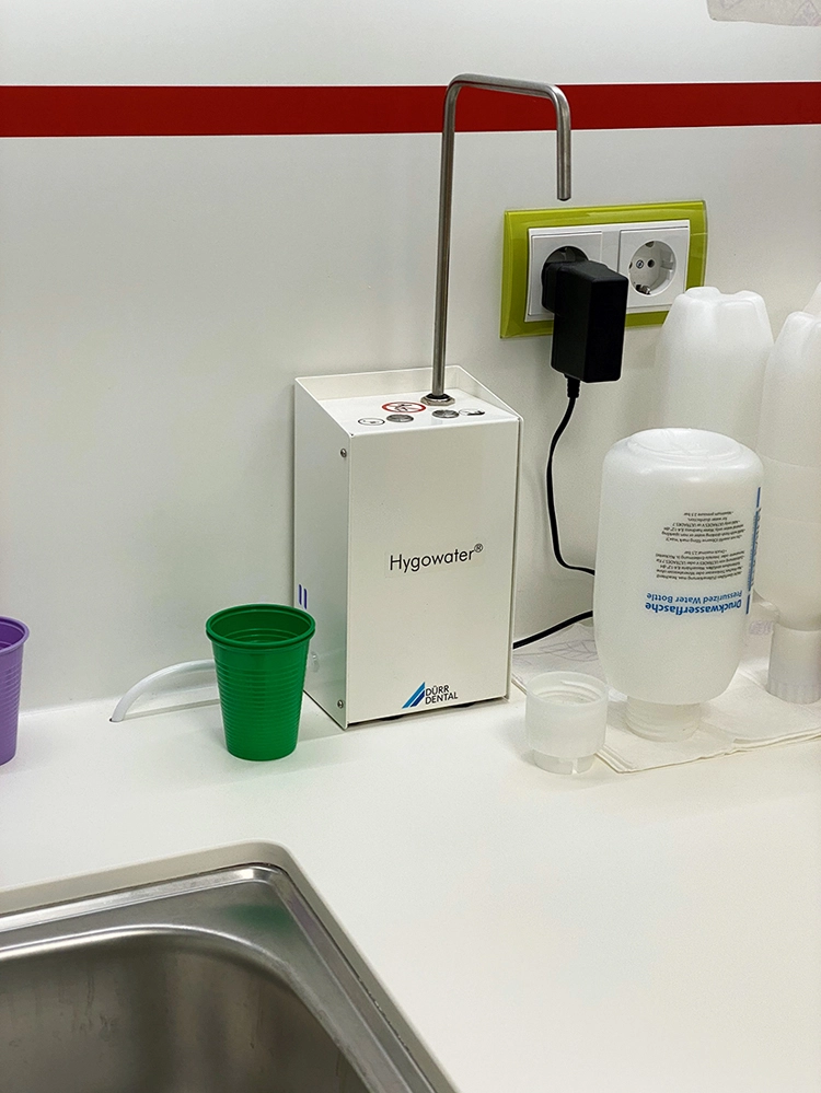 Installation des Wasseraufbereitungssystems Hygowater Compact mit „Filling Station“ in der Praxis halloZAHN, Rielasingen-Worblingen: geringerer Aufwand, sichere Unterschreitung der gesetzlichen Obergrenze von 100 KbE/ml.