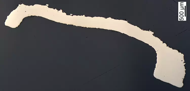Abb. 6 a: Übersichtsschliffbild einer gedruckten Krone mit vereinzelten Porositäten.