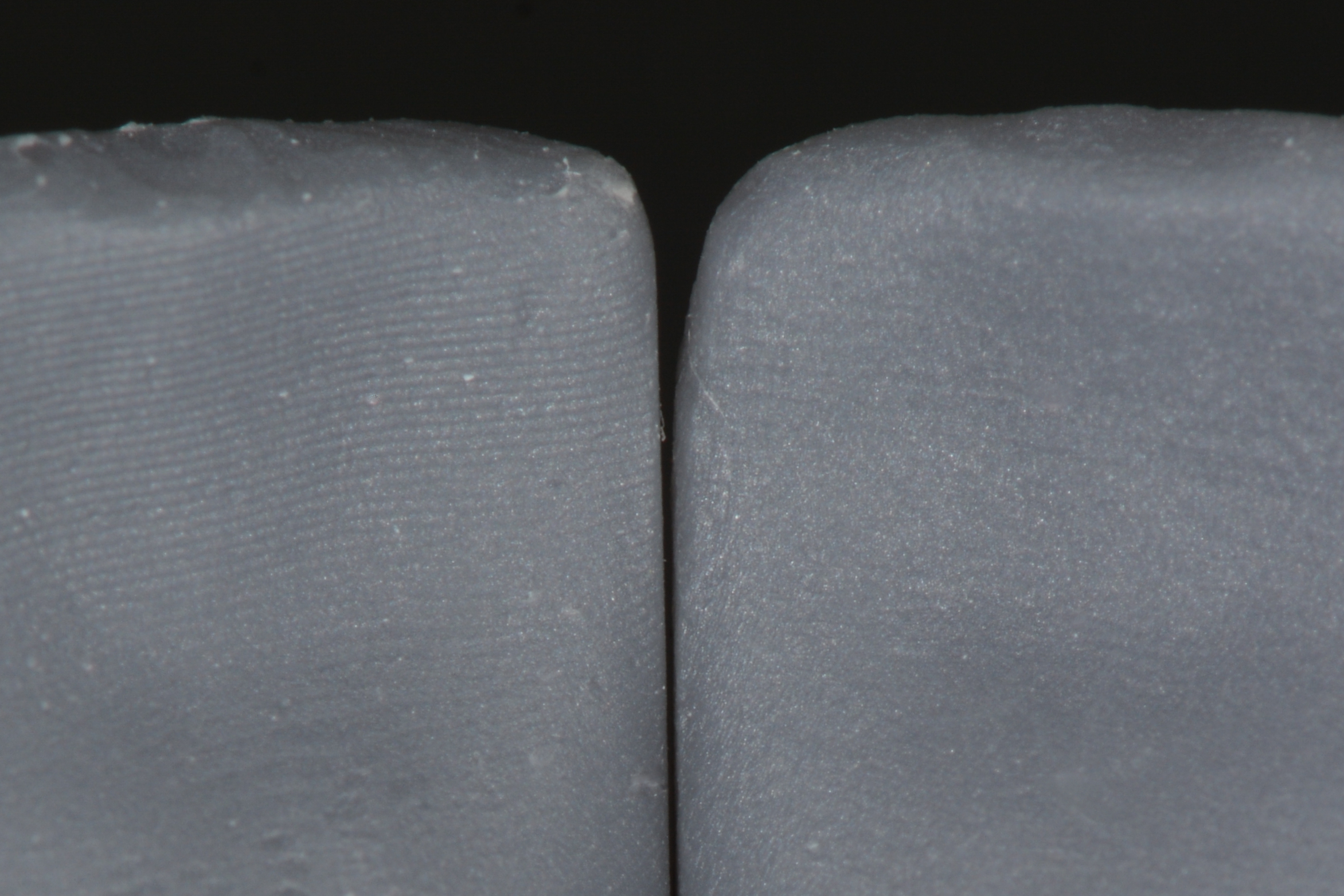 Abb. 2: Inzisalkanten eines DLP-gedruckten Modells in einer Schichtdicke von 100 µm und 25 µm.