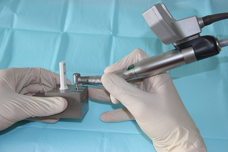 Abb. 3: Kalibrierung des Implantatbohrers mittels DENAREG.