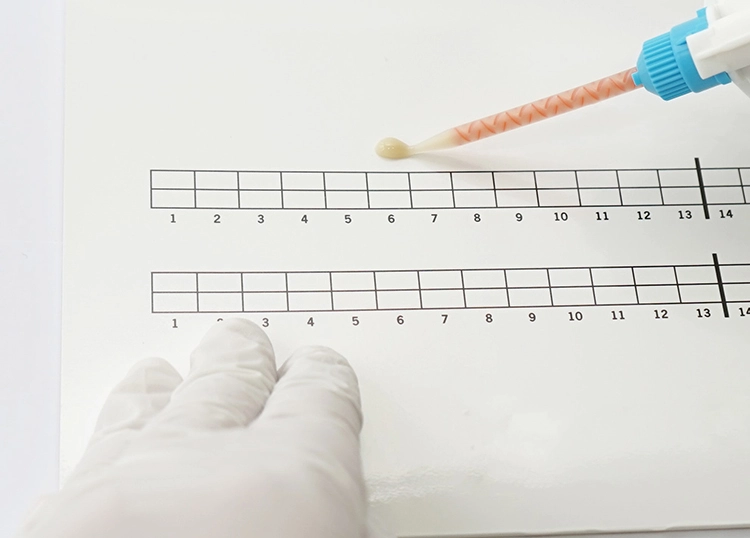 Abb. 8: Vor Gebrauch der Mischkanüle einen kleinen Überschuss absetzen, um von Beginn an eine optimale Durchmischung beider Komponenten zu gewährleisten.