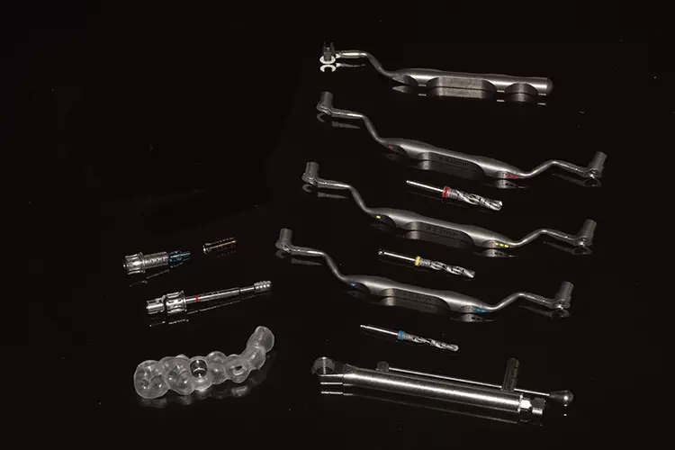 Abb. 9: Chirurgieset (Beispiel Straumann) für die
statisch navigierte Implantation: Pilot- und Spiralbohrer existieren in 3 Längen und verfügen über
einen Teller als Tiefenstopp. Für jeden Bohrer existiert ein Bohrlöffel, welcher die Bohrhülse auf den
entsprechenden Bohrerdurchmesser reduziert.
Entsprechend des CAD-geplanten Implantates wird
dem/der Chirurgen/-in ein Bohrprotokoll vorgegeben, welches aus einer Kombination aus zu verwendeten Bohrern und Bohrlöffeln besteht
