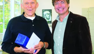Mark S. Pace, Geschäftsleitung der Dentaurum-Gruppe (rechts), bedankt sich herzlich bei Rainer Semsch für die langjährige Zusammenarbeit.