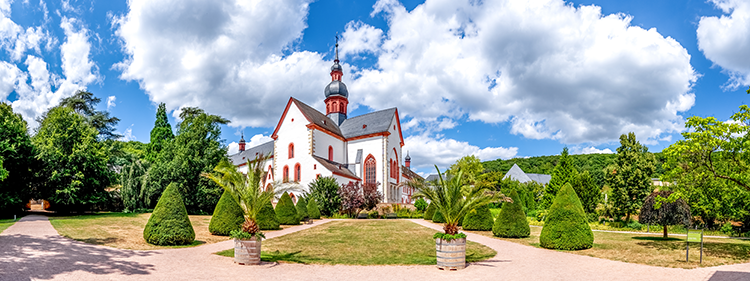 Lernen, wo andere Urlaub machen: Umgeben von Wäldern und Weinbergen ist das 900 Jahre alte Kloster Eberbach das Aushängeschild des Rheingaus. Hier findet am 12. und 13. April 2024 der Intensivkurs statt.