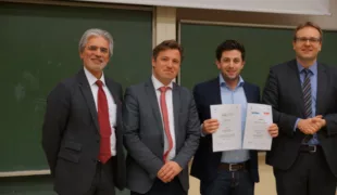 Dr. Fabian Cieplik (2. v. r.) mit dem Vorstand der AfG der DGZMK (Prof. Dr. Dr. Ralf J. Radlanski, Prof. Dr. Michael Wolf und PD Dr. Christian Kirschneck [v. l.]).