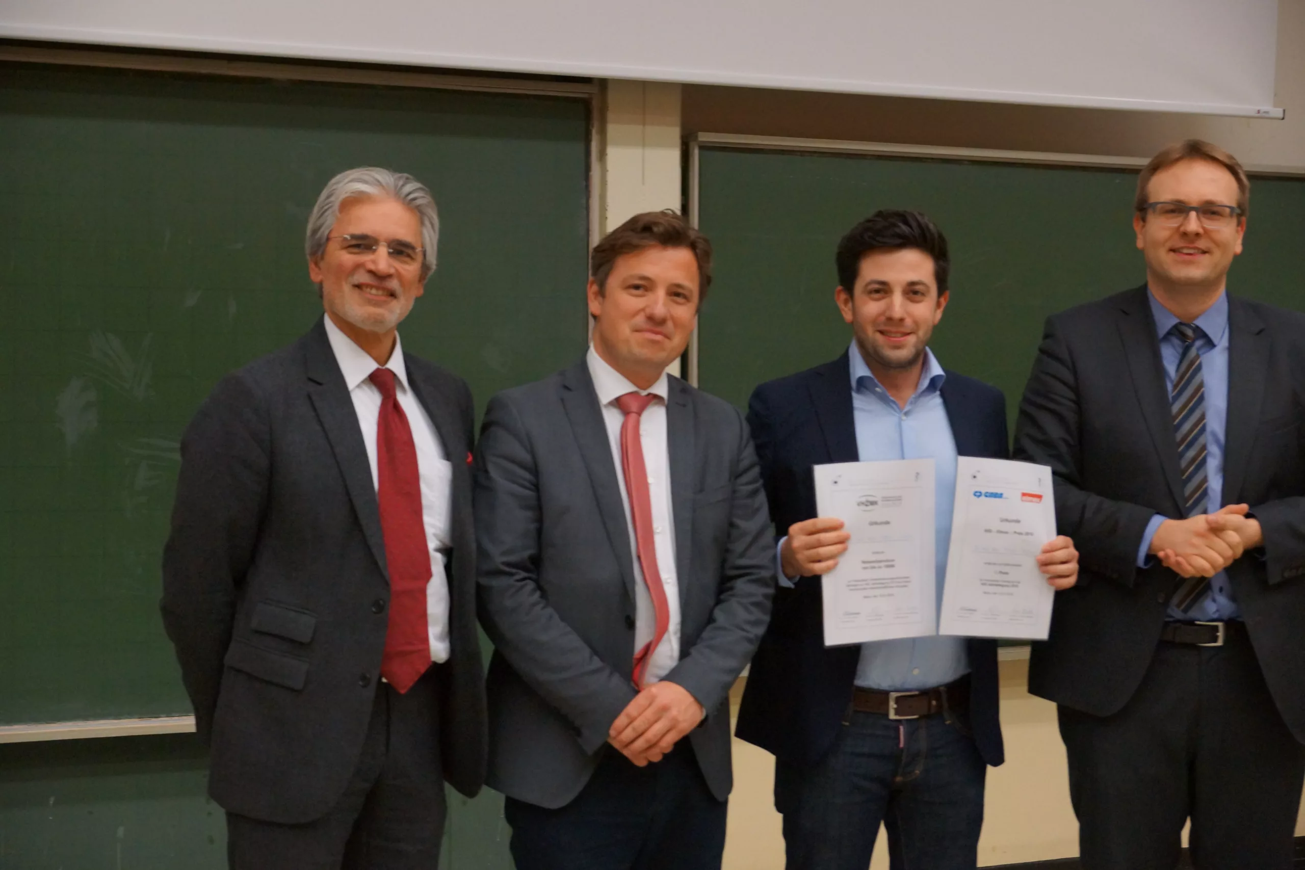 Dr. Fabian Cieplik (2. v. r.) mit dem Vorstand der AfG der DGZMK (Prof. Dr. Dr. Ralf J. Radlanski, Prof. Dr. Michael Wolf und PD Dr. Christian Kirschneck [v. l.]).
