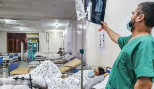Afghanistan: In Kundus betreibt Ärzte ohne Grenzen seit Jahren eine chirurgische Klinik. Dieser Patient wurde bei einer Bombenexplosion am Bein schwer verletzt.
