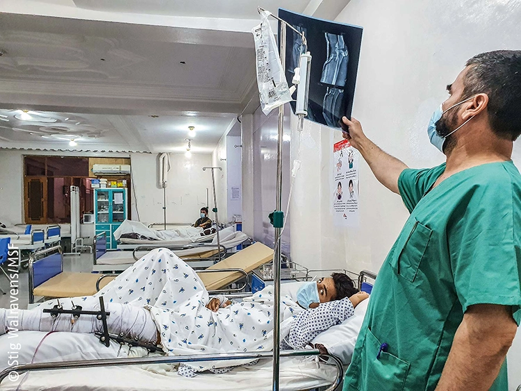 Afghanistan: In Kundus betreibt Ärzte ohne Grenzen seit Jahren eine chirurgische Klinik. Dieser Patient wurde bei einer Bombenexplosion am Bein schwer verletzt.
