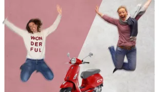 Die Ajona Zeitreise-Gewinnerinnen freuen sich über den kleinen roten Ajona Vespa-Roller.