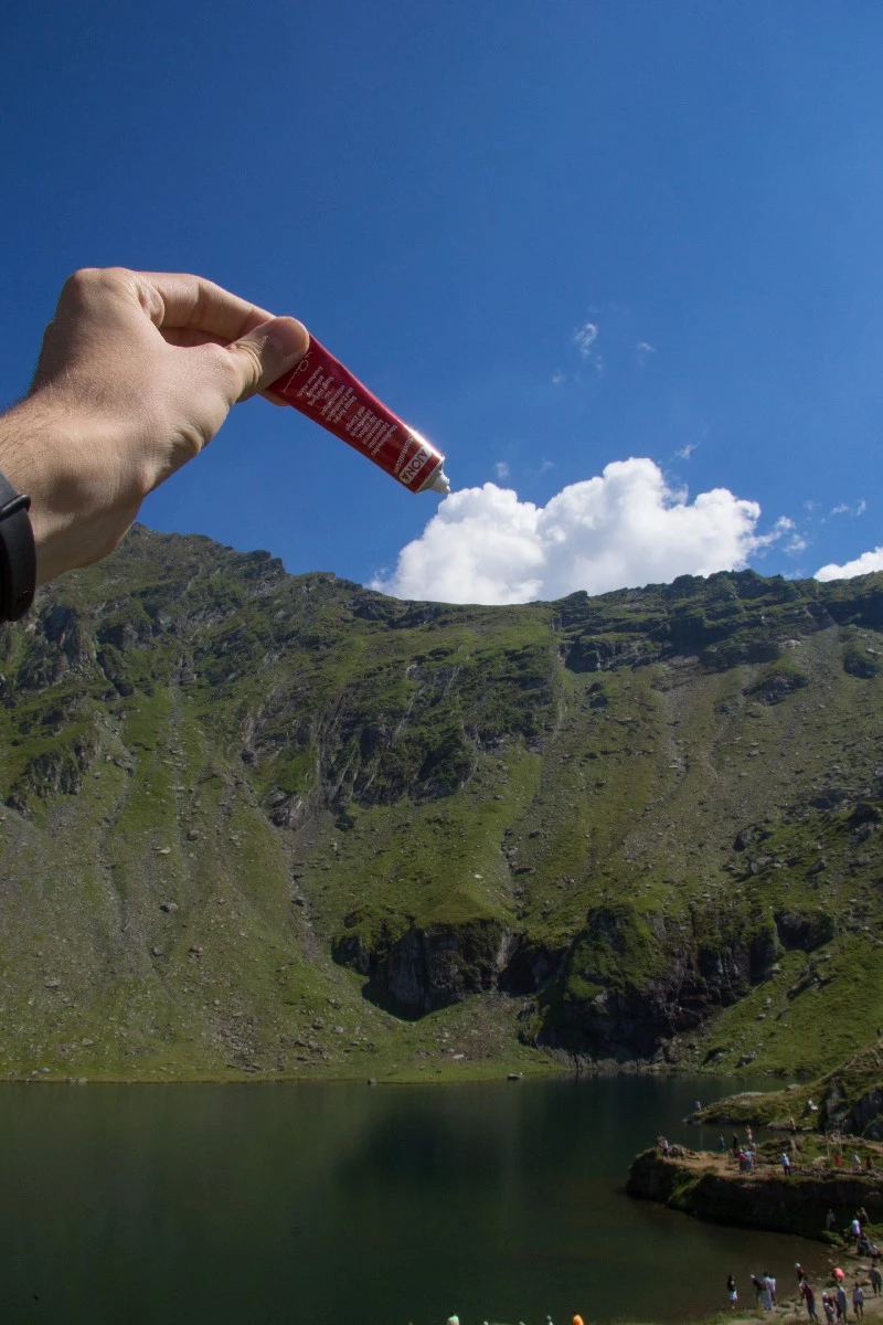 1. Platz: Daniel F., Stuttgart – „Am Gletschersee an einer der schönsten Straßen der Welt fehlten mir etwas die Wolken in der Kulisse, zum Glück konnte mir meine Ajona helfen.“
