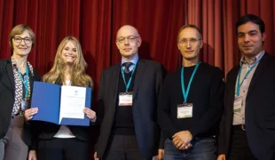 V.l.n.r.: Prof. Dr. Ingrid Peroz (Past Präsidentin DGFDT), Dr. Ann-Kristin Rauer (Preisträgerin), Prof. Dr. Alfons Hugger (Präsident DGFDT), Prof. Dr. Marc Schmitter (Preisträger) und Priv.-Doz. Dr. Nikolaos Giannakopoulos (Preisträger).