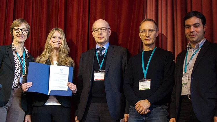 V.l.n.r.: Prof. Dr. Ingrid Peroz (Past Präsidentin DGFDT), Dr. Ann-Kristin Rauer (Preisträgerin), Prof. Dr. Alfons Hugger (Präsident DGFDT), Prof. Dr. Marc Schmitter (Preisträger) und Priv.-Doz. Dr. Nikolaos Giannakopoulos (Preisträger).
