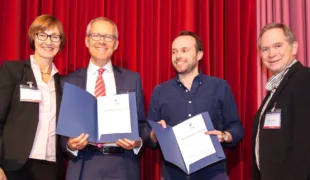 V.l.n.r. Prof. Dr. Ingrid Peroz, Präsidentin der DGFDT, überreicht den Alex-Motsch-Preis 2017 an Priv.-Doz. Dr. M. Oliver Ahlers und ZA Lukasz Katzer, rechts im Bild der Vizepräsident der DGFDT, Dr. Christian Mentler.