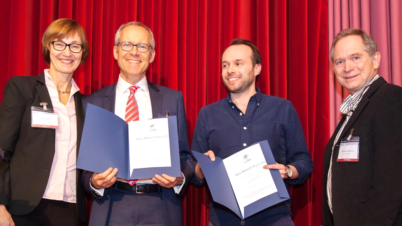 V.l.n.r. Prof. Dr. Ingrid Peroz, Präsidentin der DGFDT, überreicht den Alex-Motsch-Preis 2017 an Priv.-Doz. Dr. M. Oliver Ahlers und ZA Lukasz Katzer, rechts im Bild der Vizepräsident der DGFDT, Dr. Christian Mentler.