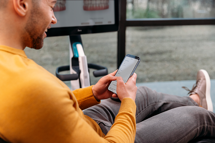 In einer Umfrage gaben 90 Prozent der Patienten an, dass ihnen die „My Invisalign™ App“, mit der Praxen ihre Patienten von der Behandlungsentscheidung bis zum letzten Set transparenter Aligner begleiten, dabei geholfen hat, den Überblick zu behalten.