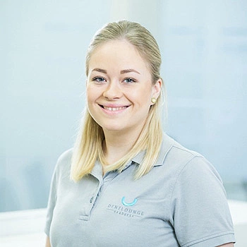 Aline Carstens, zahnmedizinische Prophylaxeassistentin und Studentin an der Europäischen Fachhochschule.