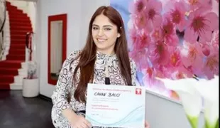 Canan Balci aus Berlin hat sich als erste iPhone?Nutzerin zur „Expertin für zahnfreundliche Ernährung“ qualifiziert.