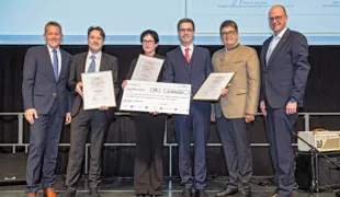 V.l.n.r.: Tobias Grosse (Director Marketing & Sales bei Dentaurum), Dr. Julian Boldt, Prof. Dr. Angelika Stellzig-Eisenhauer, Dr. Felix Kunz, Axel Winkelstroeter (Geschäftsleitung bei Dentaurum) und DGKFO Präsident Prof. Dr. Jörg Lisson.
